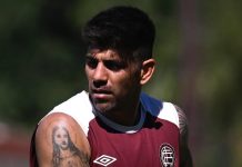 Leandro Díaz le bajó los dientes a un jugador rival en un amistoso