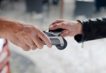 El Banco Central habilitó los pagos con tarjeta de débito en dólares