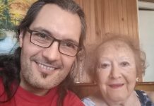 Él tiene 43, ella 88 y están por cumplir 20 años de casados