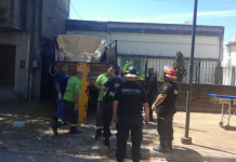 Un hombre manejaba un flete, se descompensó y murió tras chocar contra una casa