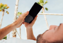 Qué significa usar el celular cuando te despertás, según un experto