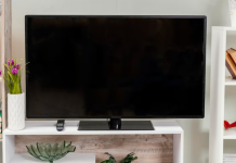 Ni alcohol ni detergente: el truco casero que deja la pantalla de la TV como nueva