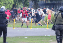 Tras la derrota en el clásico contra Rosario Central, hinchas de Newell’s se enfrentaron a piedrazos con la Policía