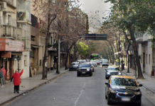 Limpiaban el departamento con la puerta abierta, aparecieron 5 ladrones y les robaron todos sus ahorros