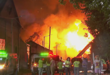 Feroz incendio en Avellaneda: un galpón quedó envuelto en llamas y un vecino grabó el momento en que se cayó