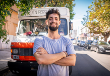 Compró un viejo colectivo escolar y lo adaptó para trasladar mascotas