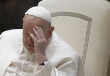 El papa Francisco tuvo una crisis respiratoria y su pronóstico sigue siendo reservado