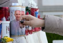 El Vaticano informó que el papa Francisco “pasó una noche tranquila”
