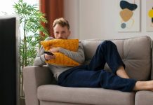 Por qué algunas personas prefieren quedarse en su casa los domingos, según la psicología
