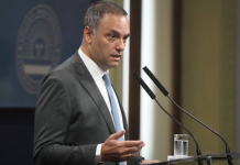 El Gobierno analiza aplicar un “botón silenciador” en las conferencias de prensa de Manuel Adorni