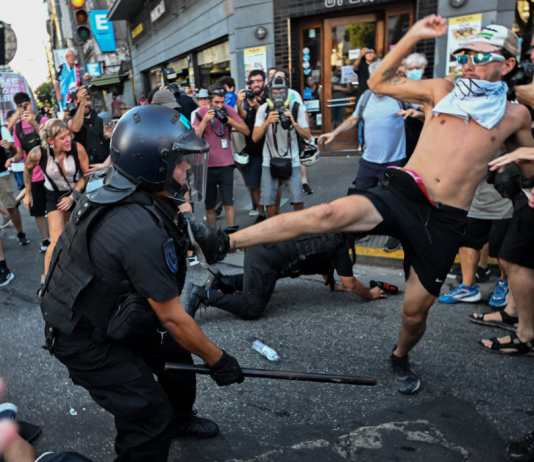 Se volvieron a registrar incidentes entre manifestantes y la policía en un nuevo reclamo de jubilados frente al Congreso