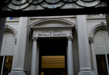 El BCRA autorizó a los bancos a distribuir una parte de sus ganancias en pesos