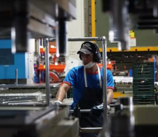 Argentina fue el país con mayor caída industrial en 2024