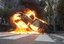 La marcha por los jubilados terminó con heridos, detenidos y graves destrozos en el Congreso