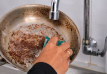 Cómo eliminar los restos pegados del sartén sin frotar y sin productos caros
