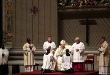 El mensaje del papa Francisco en la Vigilia Pascual: “La luz resplandece lentamente, incluso en tinieblas”