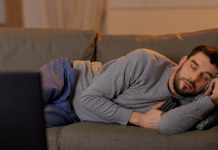 Esto es lo que ocurre con el sueño si miramos pantallas una hora antes de dormir