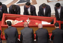 Las impactantes fotos del papa Francisco en la basílica de San Pedro