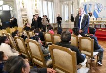 Jaldo recibió a escolares y docentes de Amaicha y Pacará en Casa de Gobierno
