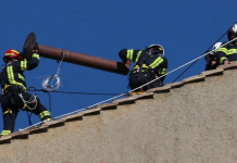 El Vaticano instala la chimenea que anunciará al sucesor del papa Francisco