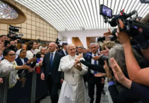 El papa León XIV pidió que los medios de comunicación promuevan la paz