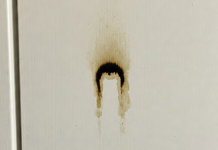 Ni pintar ni lavandina: el método para eliminar las manchas de tu puerta blanca