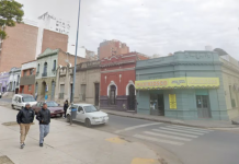 Dejó a sus tres hijos en un hotel y desapareció: la encontraron un día después durmiendo debajo de un puente