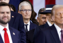 Donald Trump amenazó a Apple con imponerle un arancel del 25% si no fabrica los iPhones en EEUU