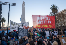 Los médicos y trabajadores del Hospital Garrahan marcharon a Plaza de Mayo en reclamo de mejoras salariales