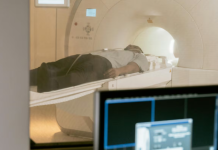 Un hombre fue absorbido por una máquina de resonancia magnética y murió delante de su esposa