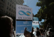 Trabajadores del CONICET realizan una vigilia y paro de 48 horas