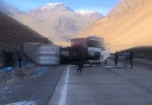 Impacto en la alta montaña: dos camiones chocaron de frente en la ruta y una mujer quedó atrapada
