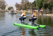 la intendenta Rossana Chahla estrenó las nuevas bicis acuáticas del lago San Miguel