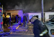 La Policía rescató a un hombre que estaba dentro de una vivienda en llamas