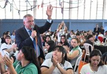 El gobernador desayunó con jóvenes de diferentes escuelas y colegios