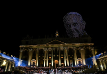 El homenaje al papa Francisco en el Vaticano: miles de drones fueron desplegados para formar su rostro