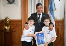 Acevedo recibió a niños tucumanos que tuvieron un papel destacado de una competencia internacional de robótica