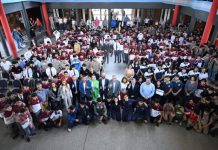 Jaldo recorrió una escuela donde los alumnos crearon un auto eléctrico