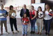 El Gobierno profundiza la educación vial con la entrega de 100 cascos en la Escuela Bernabé Aráoz