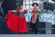 Monteros ya late al ritmo del folclore. Ayer por la noche comenzó la 60.ª edición de su tradicional festiva