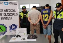 Circulaban en un auto con un revólver, intentaron huir del control y quedaron aprehendidos