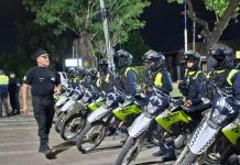 Este viernes por la noche, la Unidad Regional Este (URE) montó un importante operativo de prevención y seguridad que se desplegó por varias ciudades que comprenden esta jurisdicción. Para ello se afectó alrededor de 100 efectivos y 50 vehículos (motos y camionetas). El jefe de la URE, comisario general Carlos Daniel Ruiz sostuvo que este trabajo está enmarcado de acuerdo al análisis que lleva adelante el centro estadístico que tiene esa regional, siguiendo diversos índices como ser llamadas telefónicas al 911 y otras incidencias. “Estamos con el segundo jefe, comisario mayor René Ramírez y el resto de la plana mayor de esta regional. Iniciamos un trabajo de recorridos con recursos rodantes y personal humano para ingresar a los barrios y trabajar con identificación de personas y vehículos con controles fijos y móviles. Este trabajo se viene sosteniendo desde dos años a esta parte, con la gestión de los comisarios generales Joaquín Girvau y Roque Yñigo, jefe y subjefe de Policía, respectivamente y con el ministro de Seguridad, Eugenio Agüero Gamboa”, expresó Ruíz. El conductor de la regional señaló que la finalidad de este trabajo es, “realizar la prevención y transmitirle a la ciudadanía la tranquilidad para trabajar o desplazarse en estos horarios. Nuestro análisis se lo realiza través del centro estadístico que tiene esta regional y consideramos que este horario, conforme a los índices de las llamadas telefónicas e incidencias que vamos teniendo, a través de la articulación que hacemos con el monitoreo de Banda del Río Salí, es necesaria la presencia policial para ingresar a los barrios a los fines de trabajar en la prevención”, aseguró. Además del personal afectado, detallado anteriormente, el comisario general indicó que también se involucró a recursos pertenecientes a las comisarías, que están encabezadas por el coordinador de zonas, comisario mayor Villagra; el jefe de Zona II de la URE, comisario mayor Jiménez; unidades especiales: División Patrulla Motorizada, Guardia de Infantería, Dirección Drogas Peligrosas Este, Unidad de Investigaciones Criminales y Delitos Complejos, quienes trabajan de manera articulada con personal del área seguridad de la municipalidad: vigías e inspectores de tránsito.