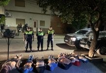 Circulaban con un revólver, intentaron evadir el control policial y los atraparon