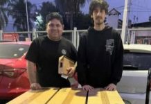 estudiantes cuidaron vehículos toda la noche y lograron comprar aires acondicionados para su escuela