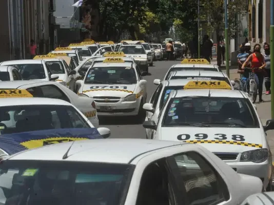 Exceso de taxis en la capital tucumana: hay cuatro veces más de lo aconsejado