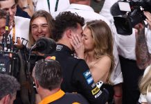 El apasionado beso de Lando Norris con su novia Magui Corceiro tras ser campeón de la Fórmula 1 que dio que hablar