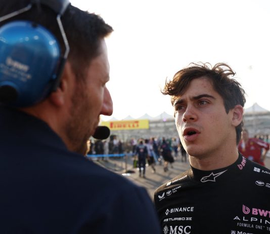 El gesto de Colapinto por radio con el equipo y el cálido saludo de su ingeniero en Alpine durante el GP de Abu Dhabi de F1