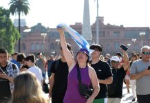 Gritos, banderas argentinas y celulares al aire: así se vivió en Plaza de Mayo el paso de los aviones caza F-16
