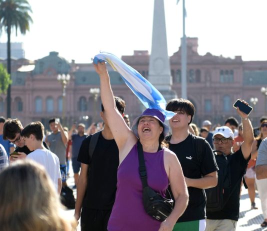 Gritos, banderas argentinas y celulares al aire: así se vivió en Plaza de Mayo el paso de los aviones caza F-16