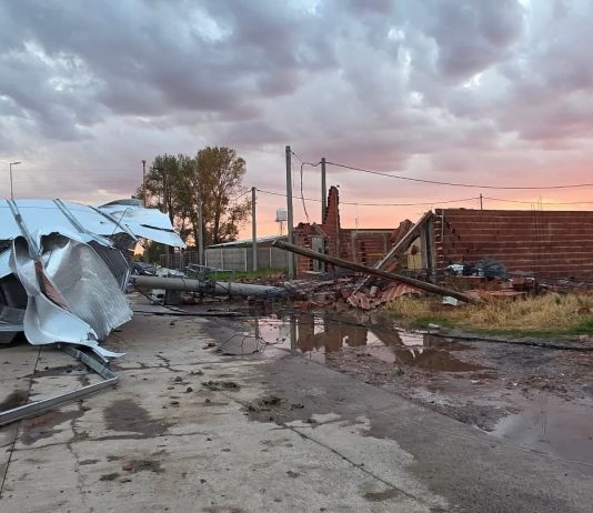 Un fuerte temporal en Carlos Casares provocó múltiples destrozos y hay varias ciudades bajo alerta amarilla